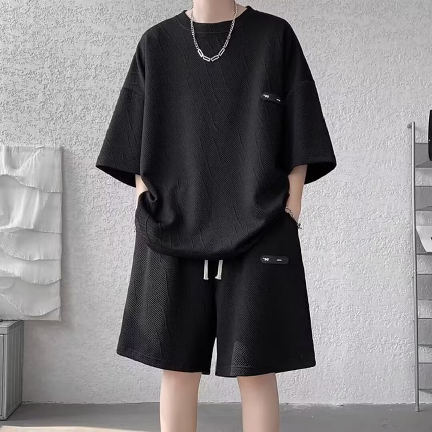 Maxelane - Set: T-shirt met ronde hals en applicatie, elleboogmouwen + shorts met trekkoord in de taille