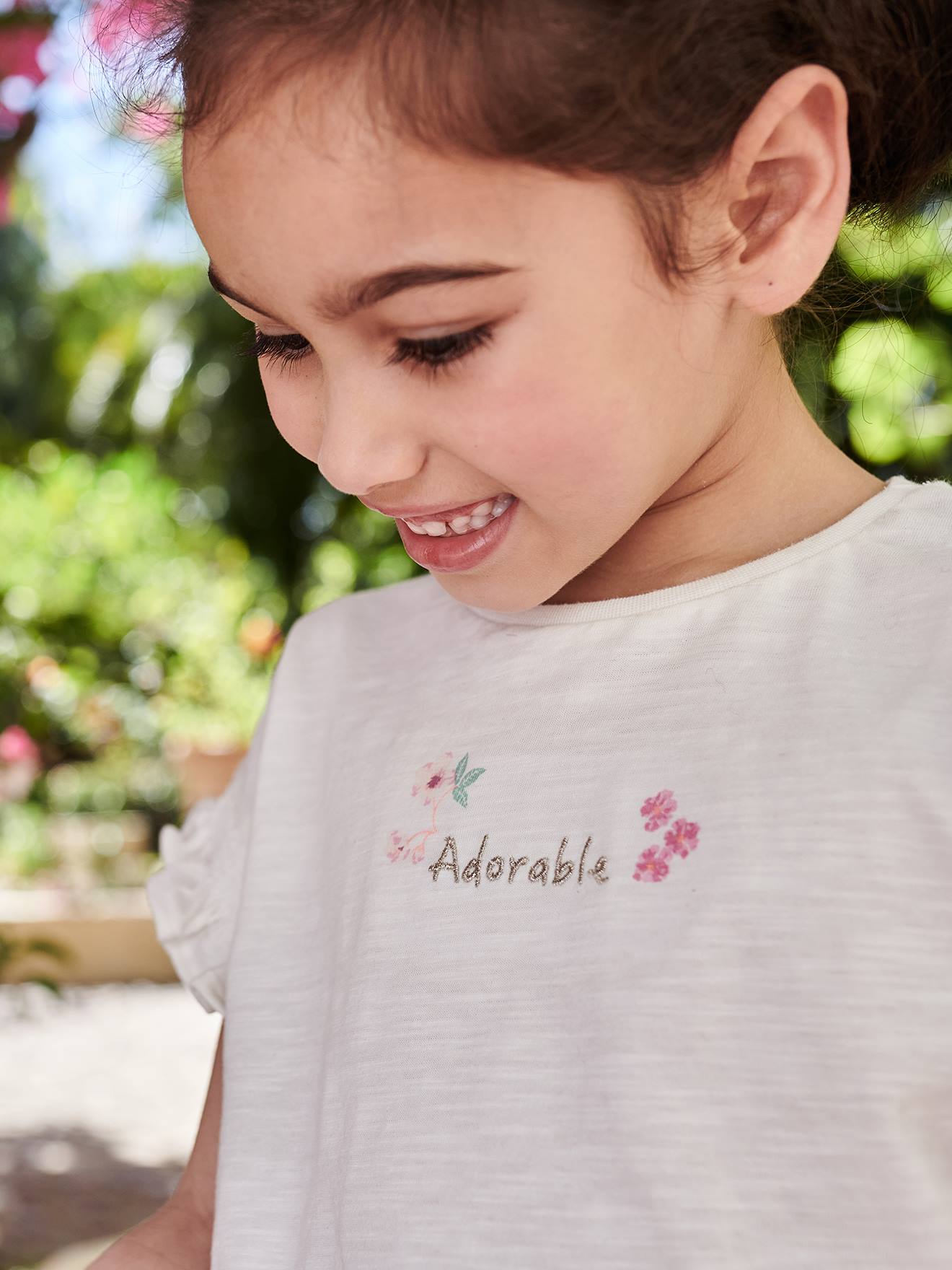 Camiseta infantil de manga curta na cor cru com bordado 