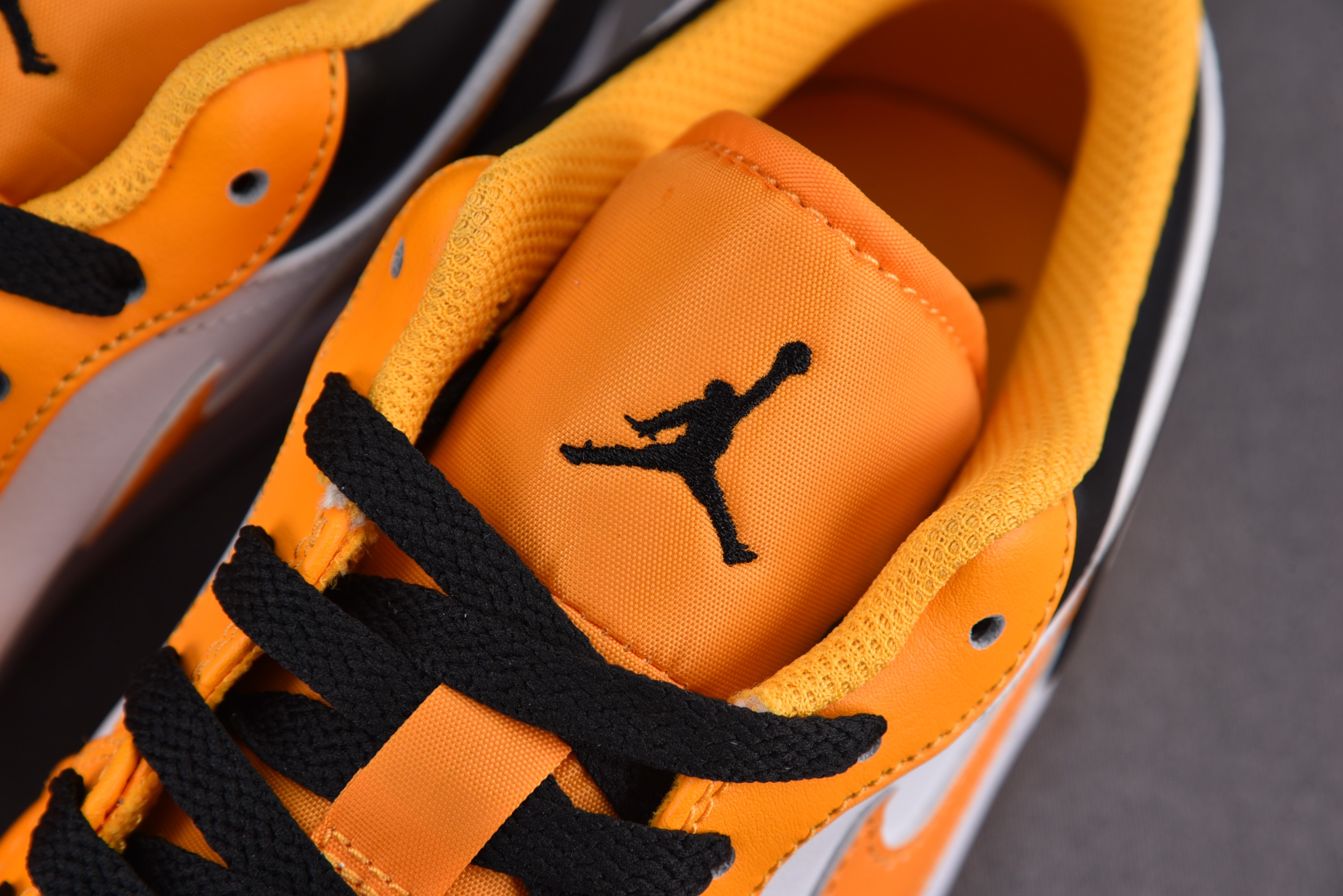 Jordan 1 Low Taxi