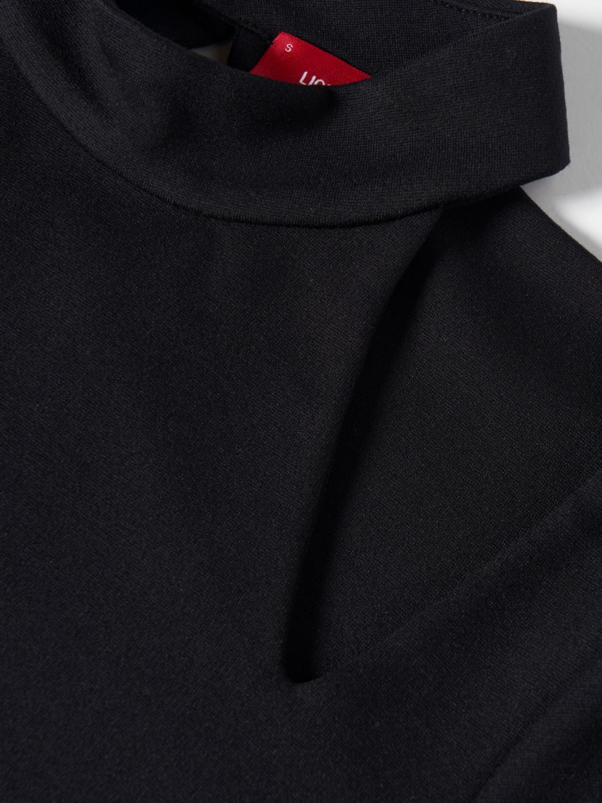 Vestido manga comprida com abertura no ombro