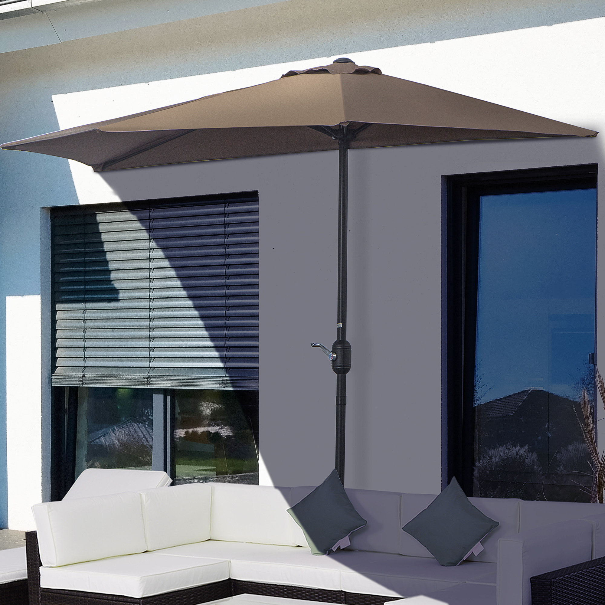Guarda-sol de jardim Outsunny 269x138x236 cm com manivela e formato semicircular para terraço, pátio, piscina e café ao ar livre.