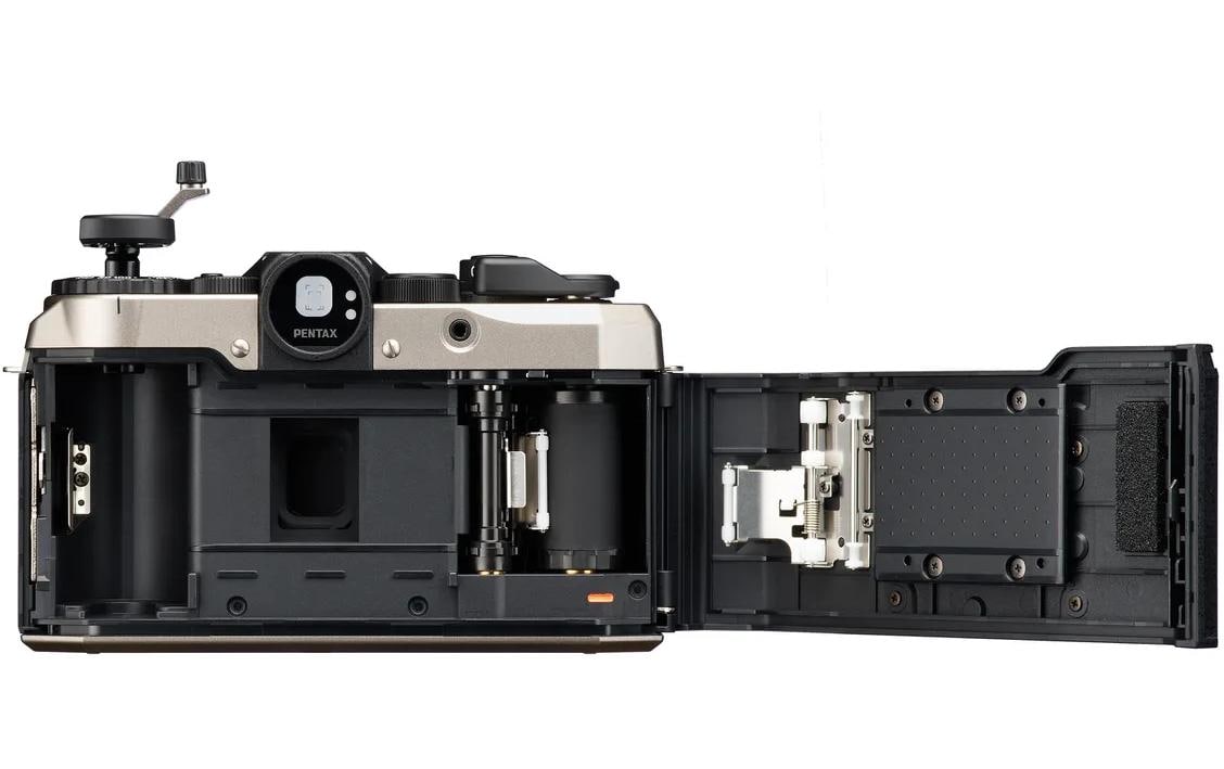 Analogkamera 17<br>Kompakte Filmkamera mit fester Brennweite, konzipiert für die Aufnahme halbgrosser Fotos