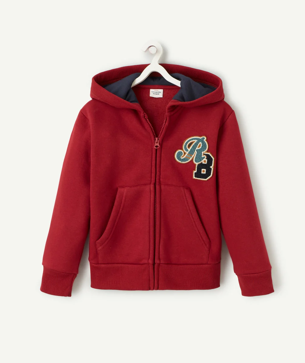 GILET ZIPPÉ À CAPUCHE GARÇON ROUGE FONCÉ AVEC LETTRES EN BOUCLETTES
