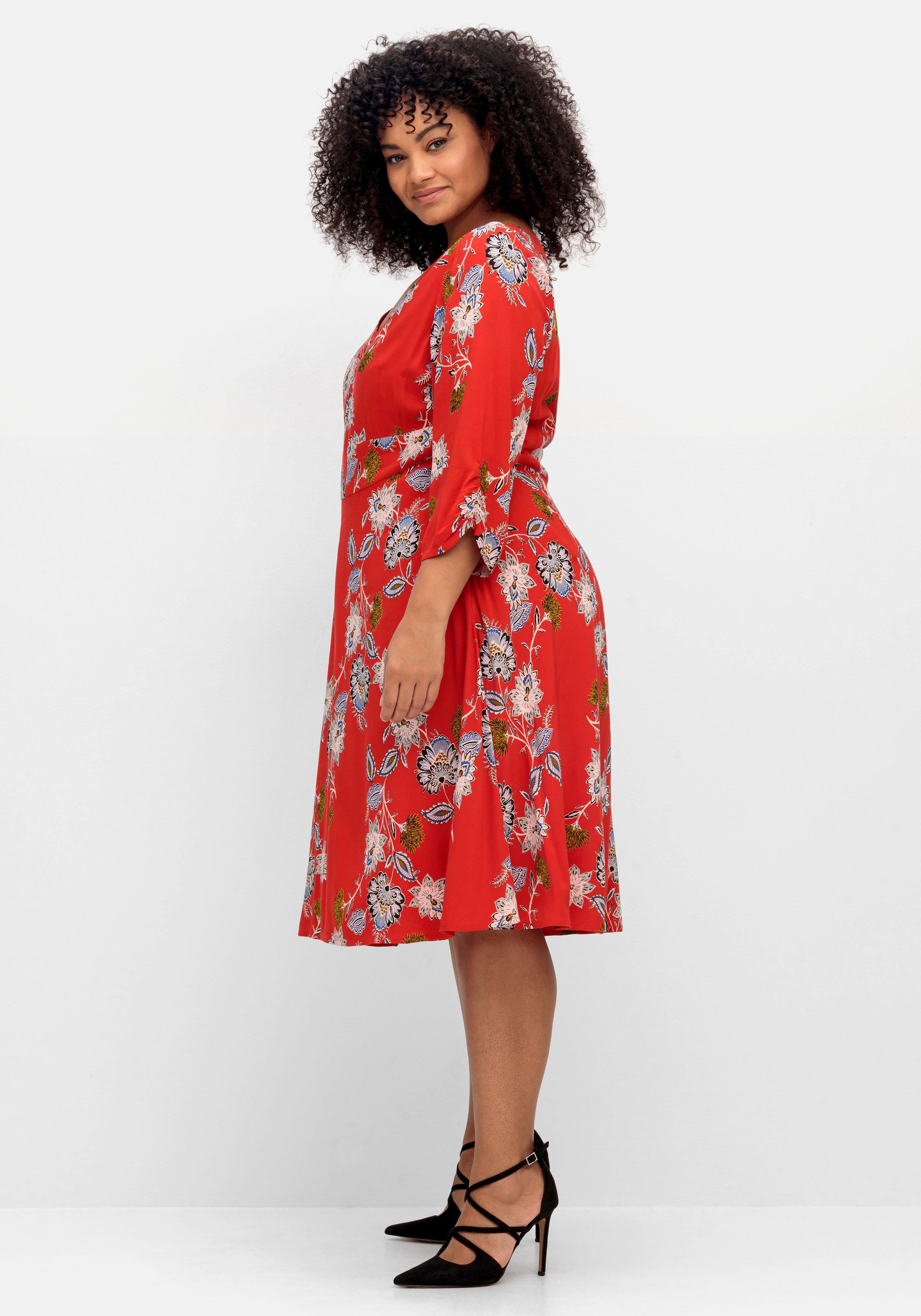 Kleid mit Blumenprint und Taillenband vorn