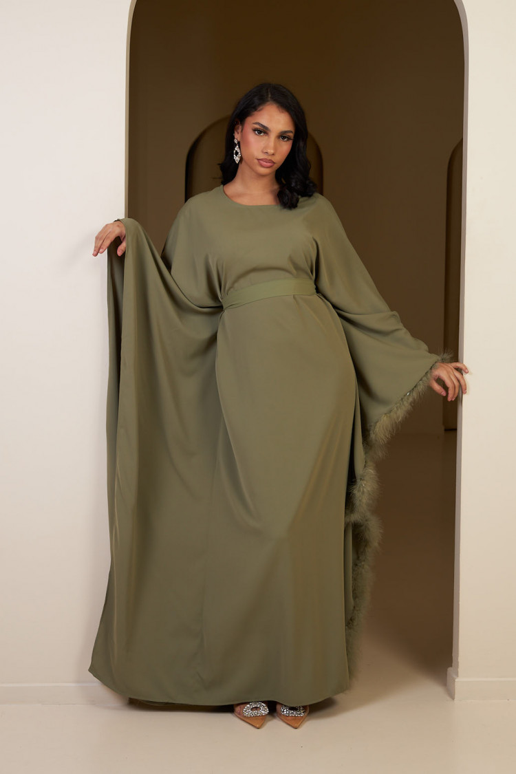 Abaya kaki ceinturée à empiècement plume sur un côté