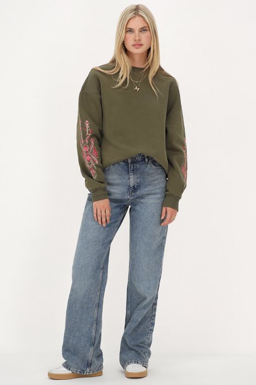 Donkergroene sweater met roze embroidery
