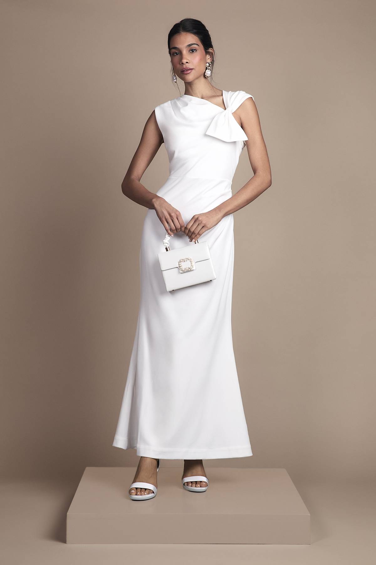Coast Robe de Mariée Mi-Longue en Crêpe à Encolure Asymétrique avec Détail Nœud