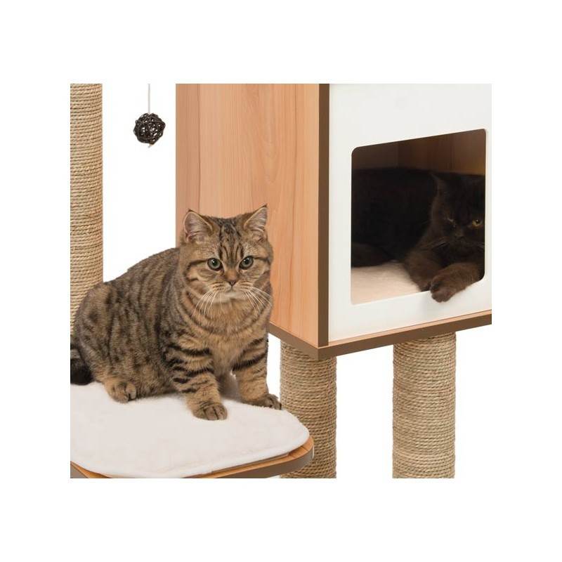 Arranhador de base alta na cor nogueira.