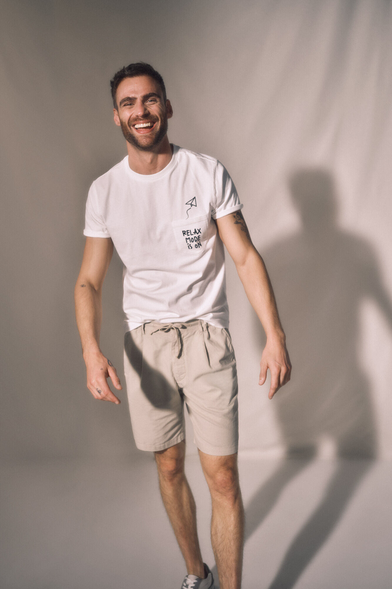 Camiseta Relax Mode com Bolso - Marfim