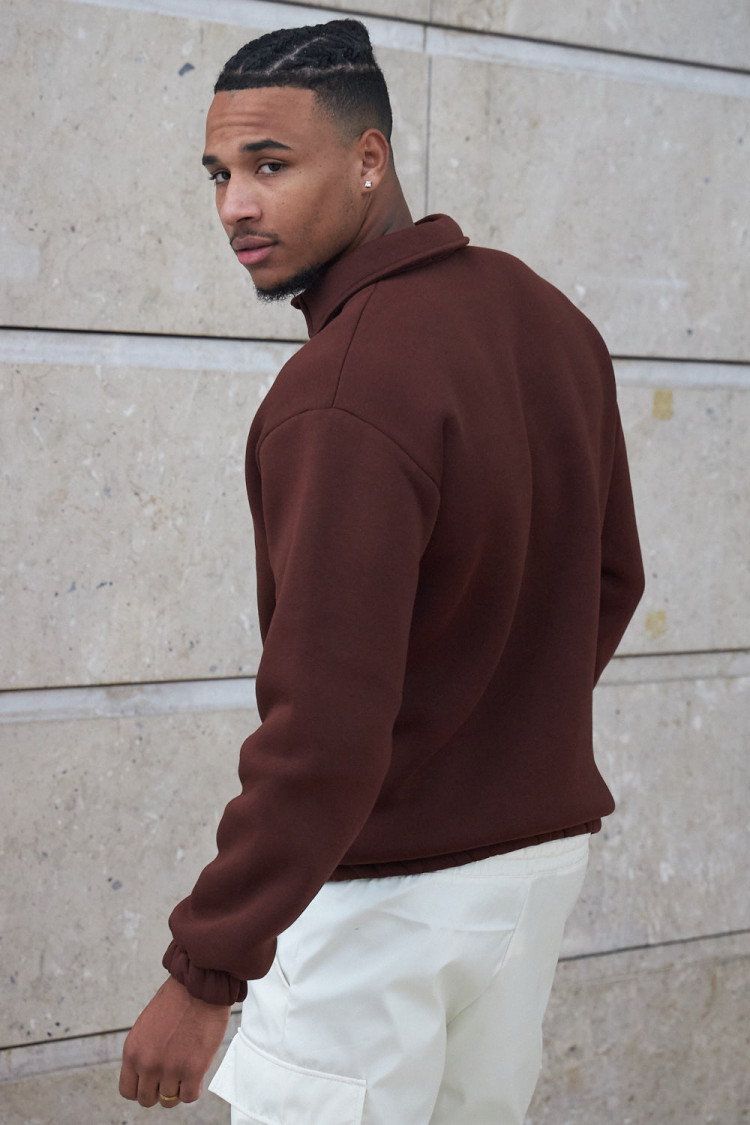 Pull large marron à col boutonné