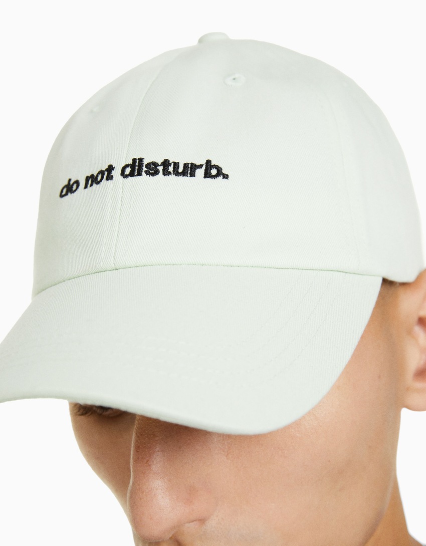 Boné com slogan
