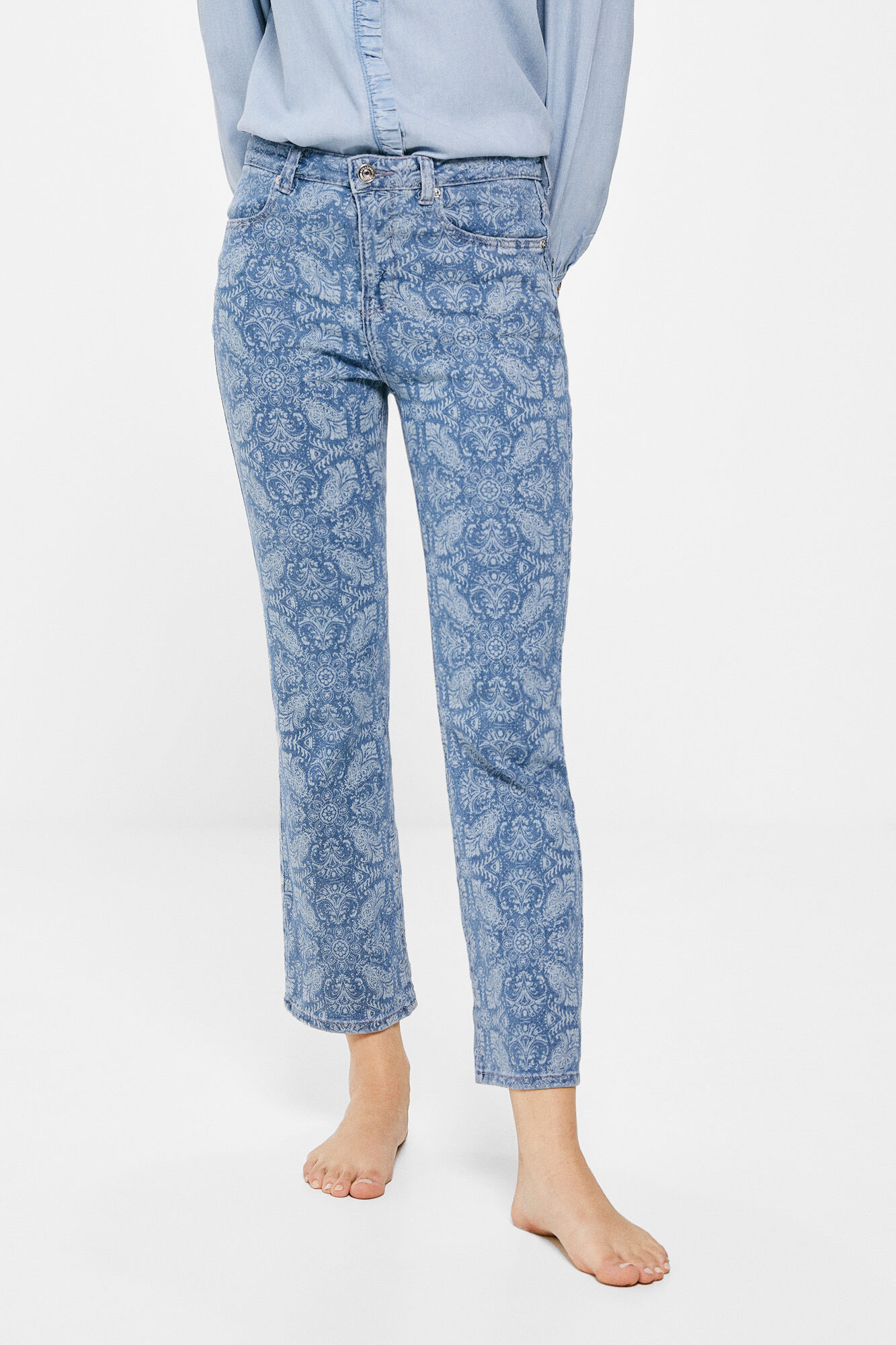 Calça jeans flare com lavagem sustentável e estampa - Azul Médio