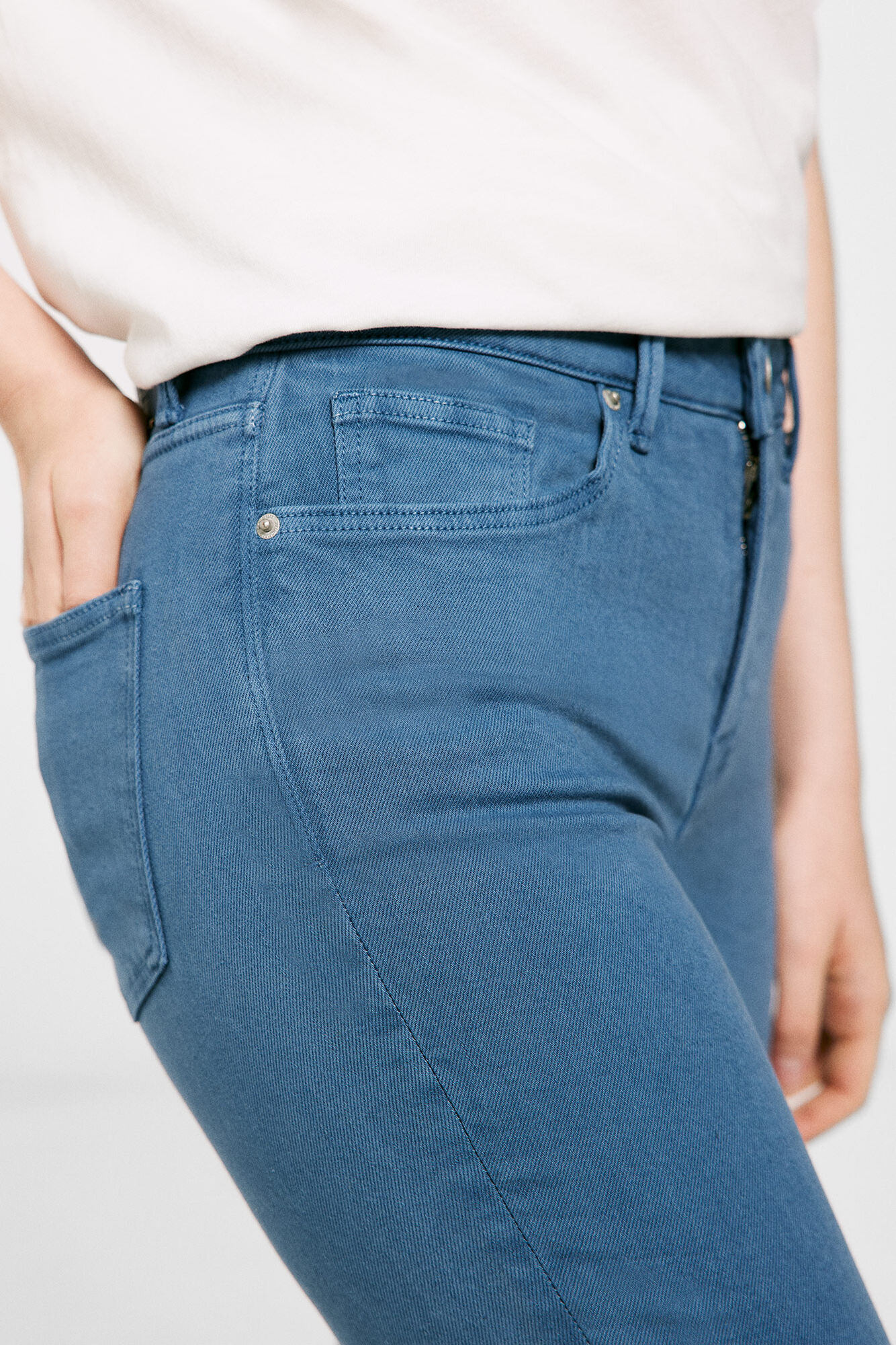 Calça jeans cropped slim colorida