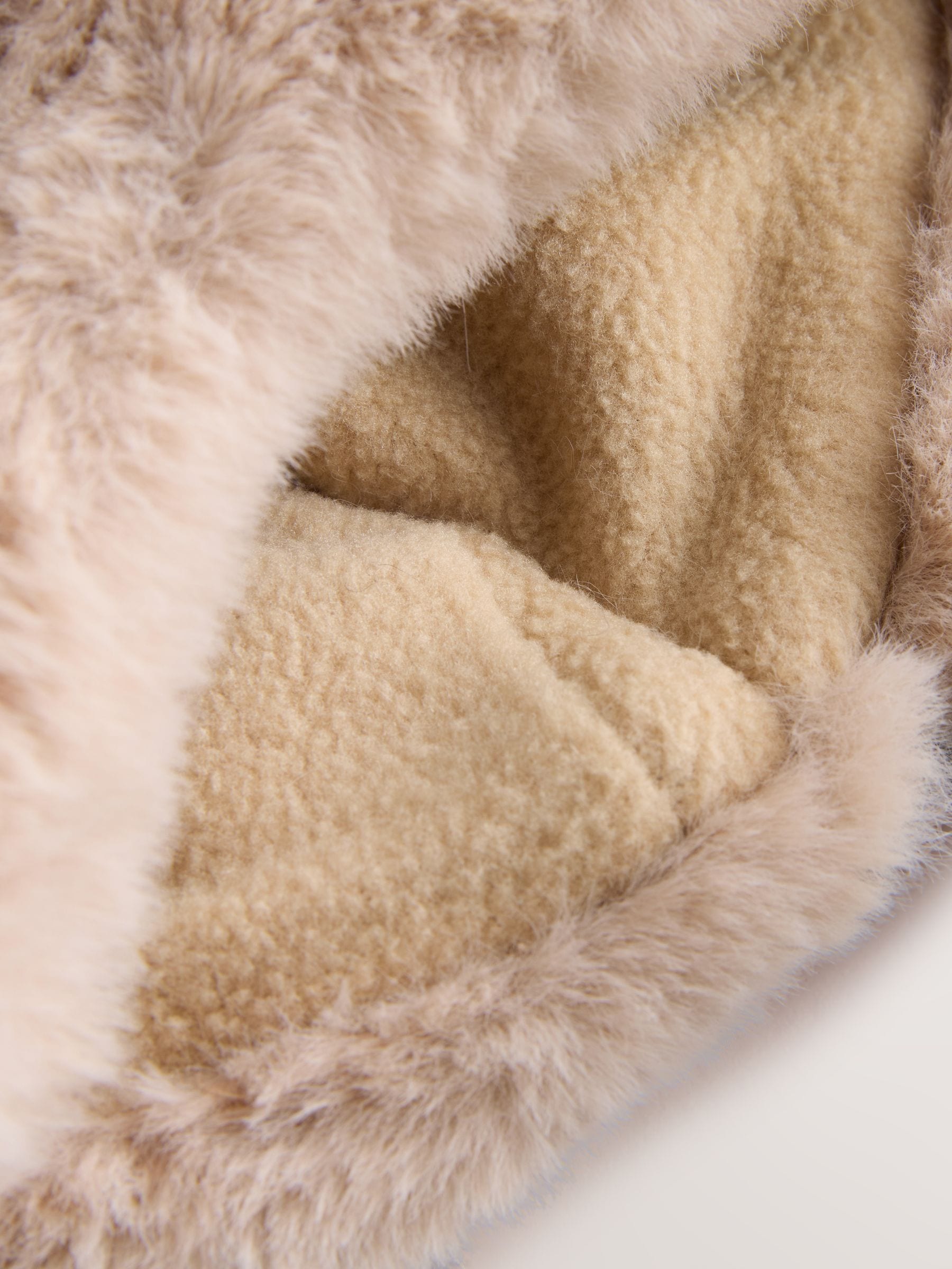 Beige imitatiebont met beergezicht. - Babymuts met oorkleppen