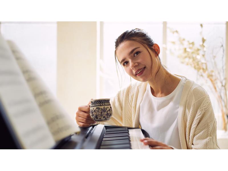 Yamaha E-Piano P-45B Schwarz Authentisches E-Piano mit natürlichem Spielgefühl
