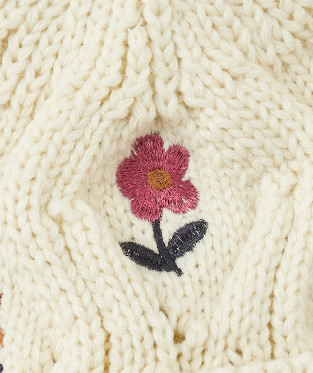 BONNET EN TRICOT FILLE EN FIBRES RECYCLÉES ÉCRU ET BRODERIES FLEURS