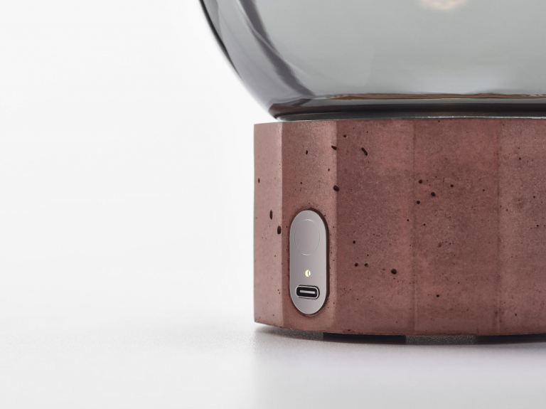 Brokis Sfera tafellamp LED oplaadbaar small rookgrijs zwart naturel