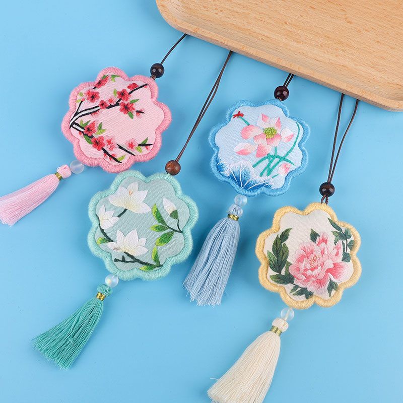 Embroidery Kingdom - DIY-borduurpakket met bloemenamuletten