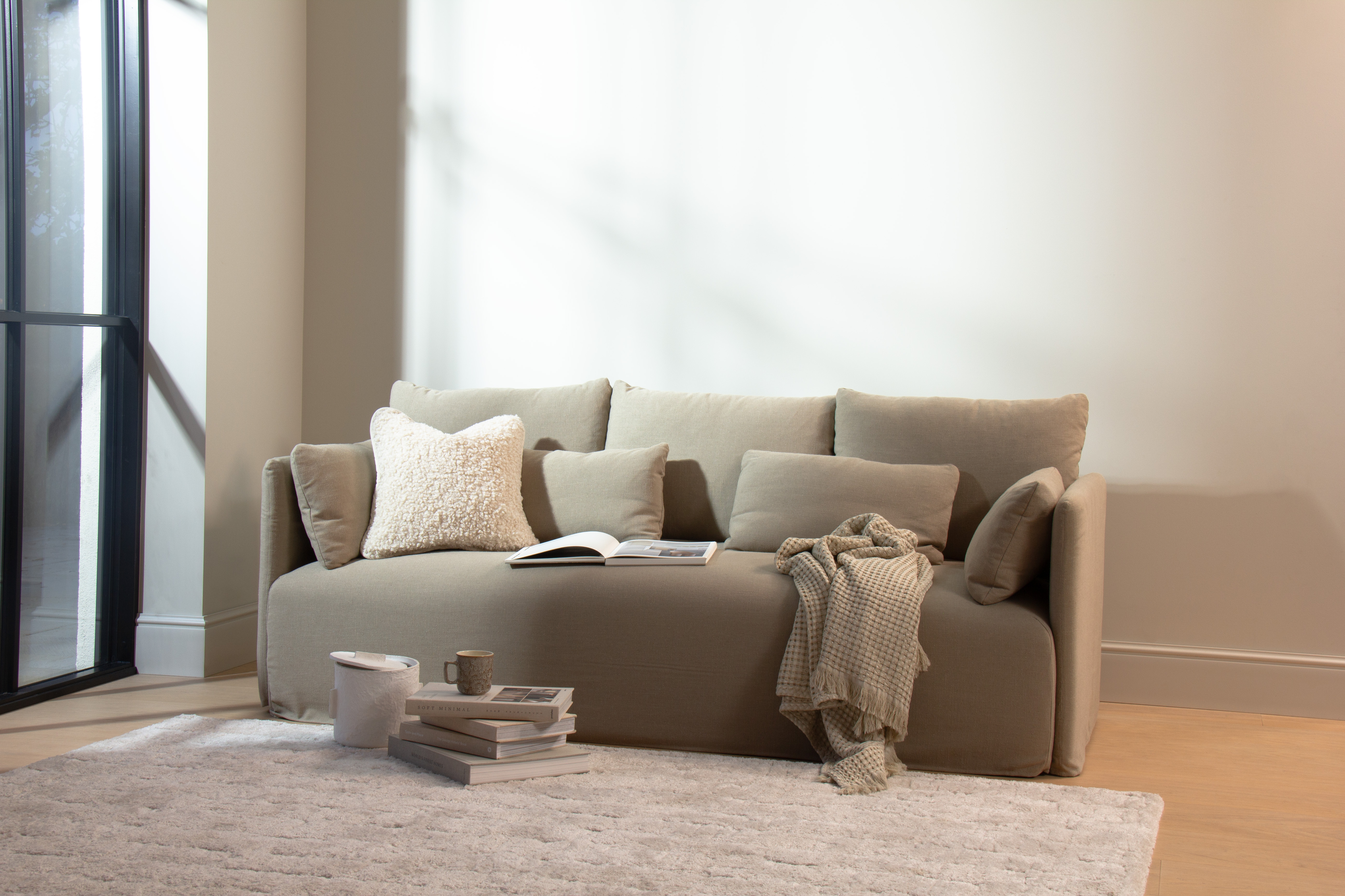 Charles sofa 3-seter i tekstil Linen Malt med ben i sort tre. Loose cover