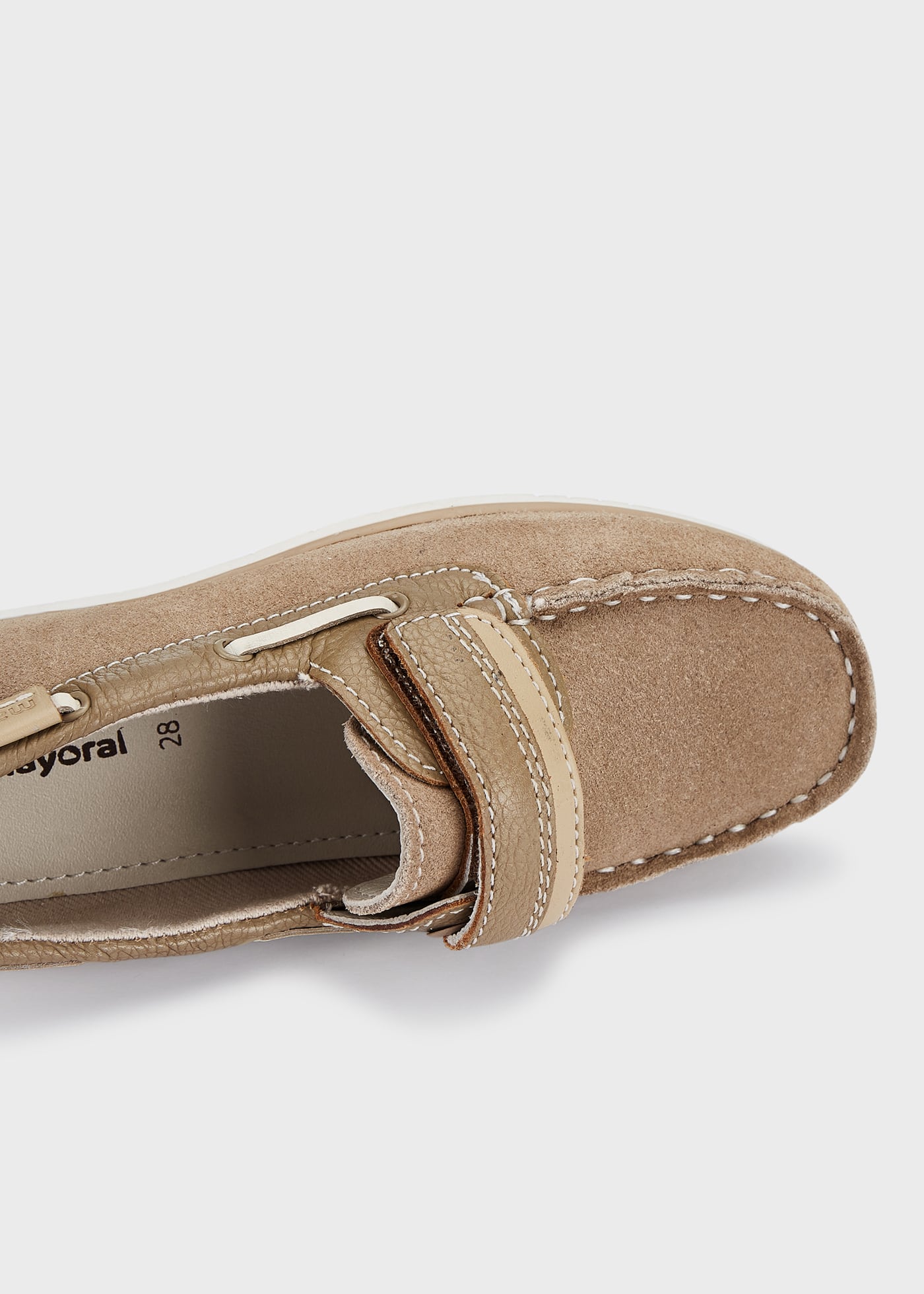 Sapato náutico de couro com cordão decorativo para meninos
