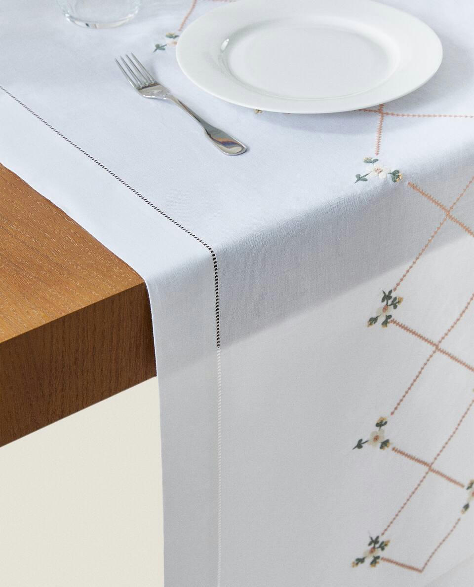 CAMINHO DE MESA COM FLORES BORDADAS