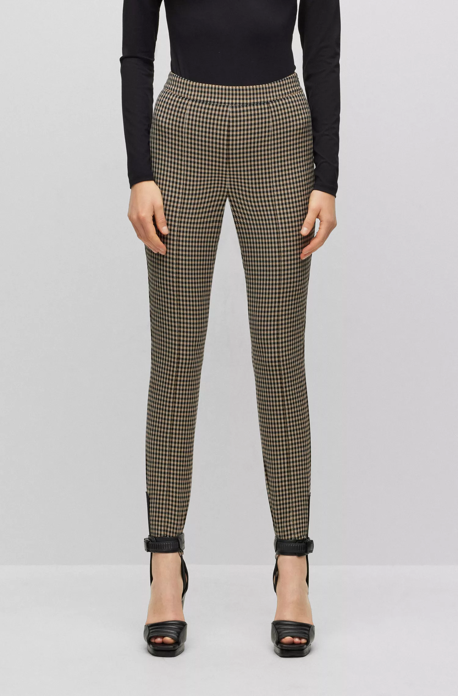 Calça xadrez preta slim fit da BOSS com bainha em estribo.