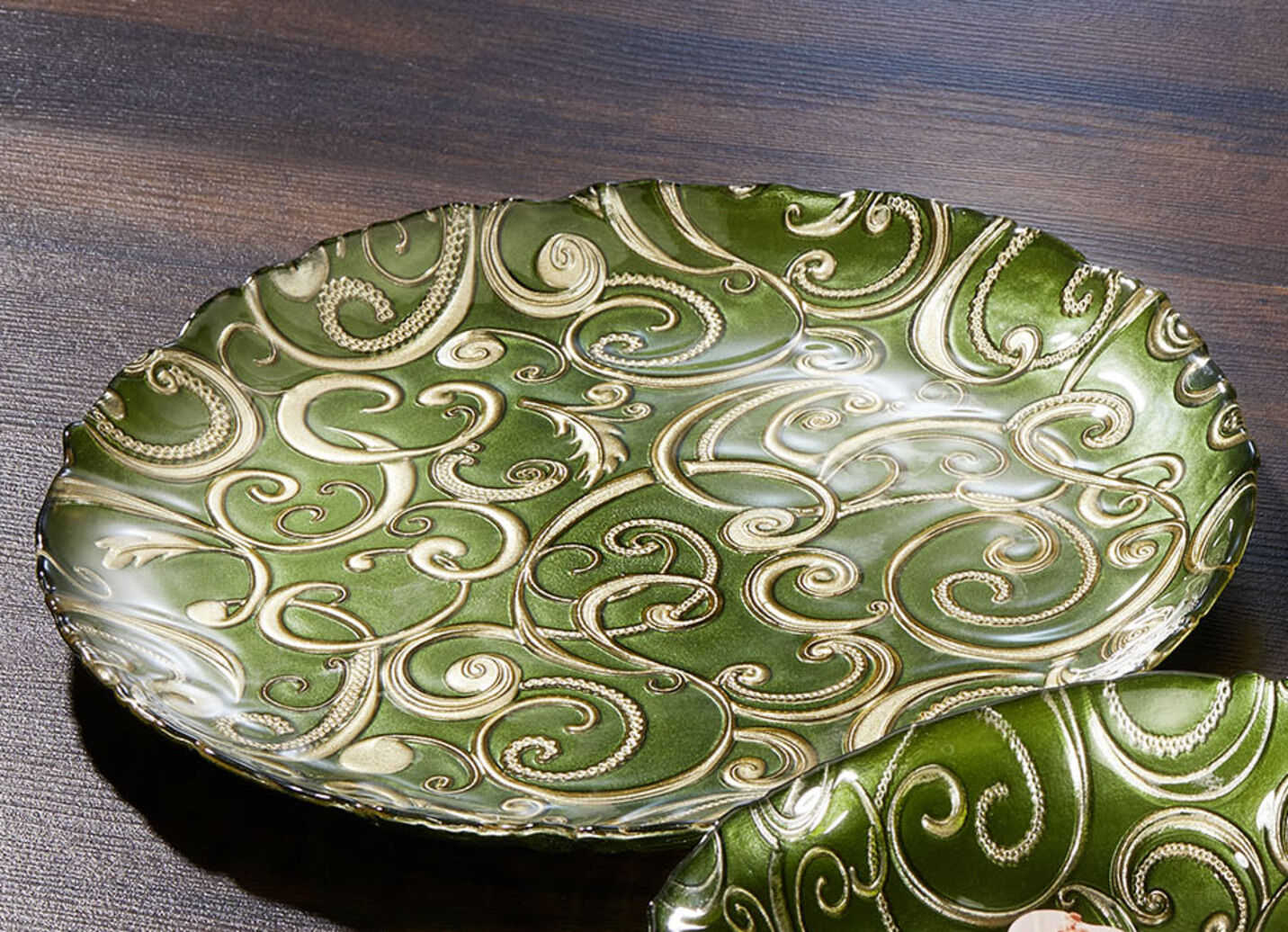 Teller und Schalen aus Glas mit goldfarbenen Relief