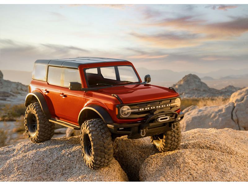 Traxxas Scale Crawler TRX-4 Ford Bronco 2021, Rot ARTR, 1:1 TRX-4 Rockcrawler mit 2-Gang Getriebe, Differentialsperre und offizieller 2021 Ford Bronco Karosserie