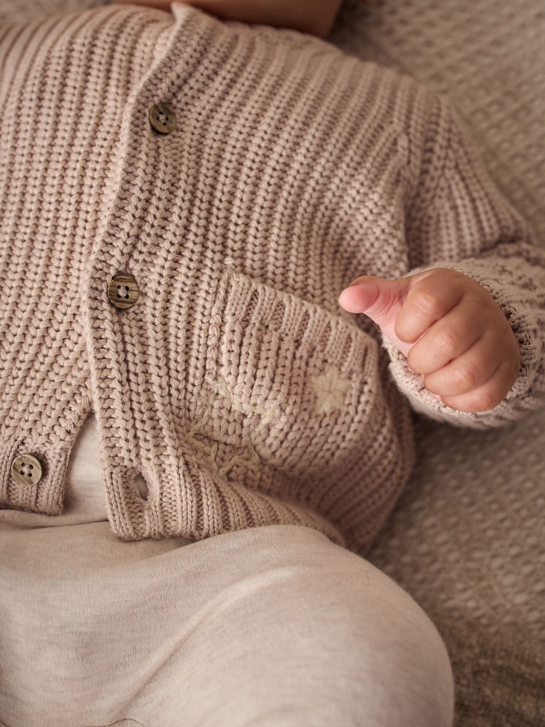 Hello World Naturel - Grofgebreid babyvestje met borduursel
