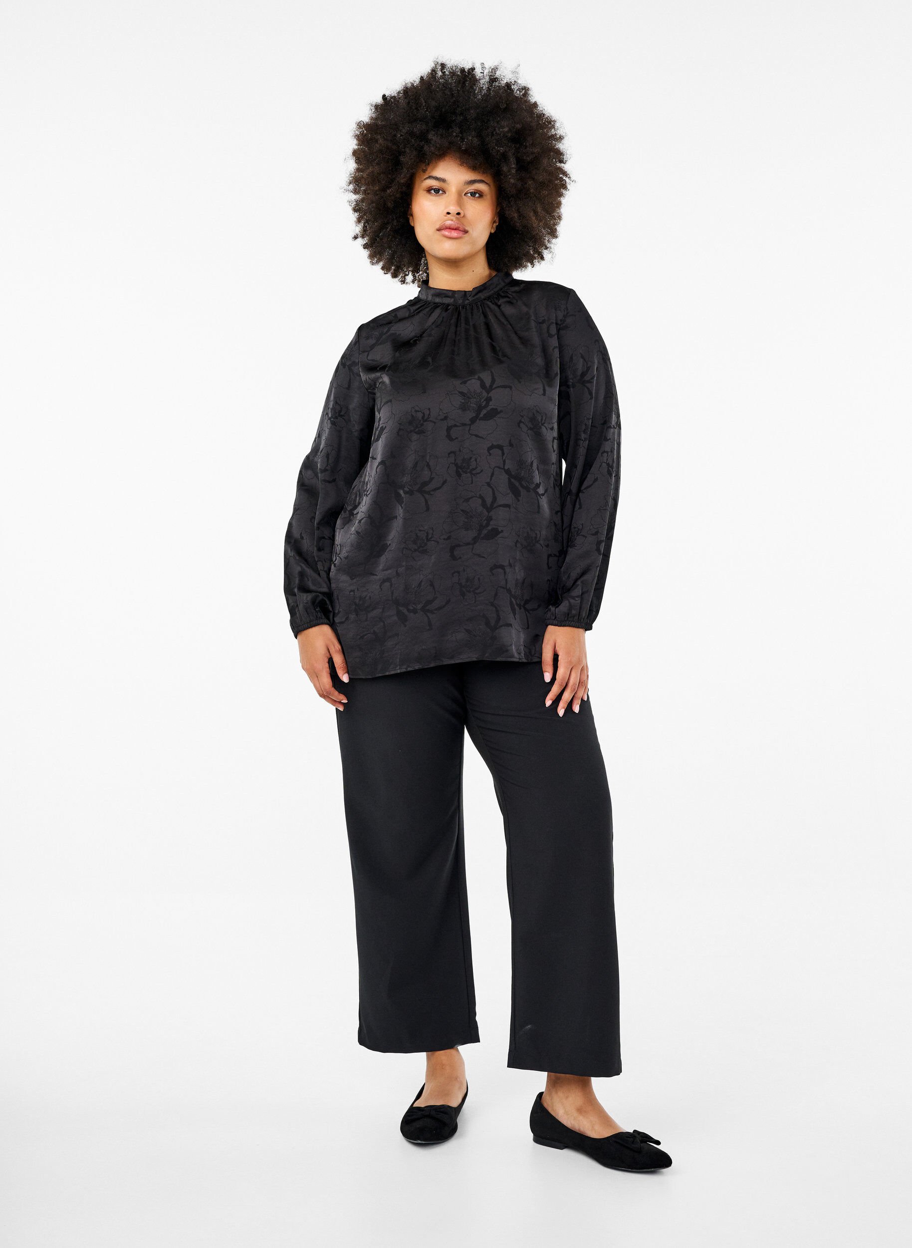 Satinbluse med tone-i-tone mønster
