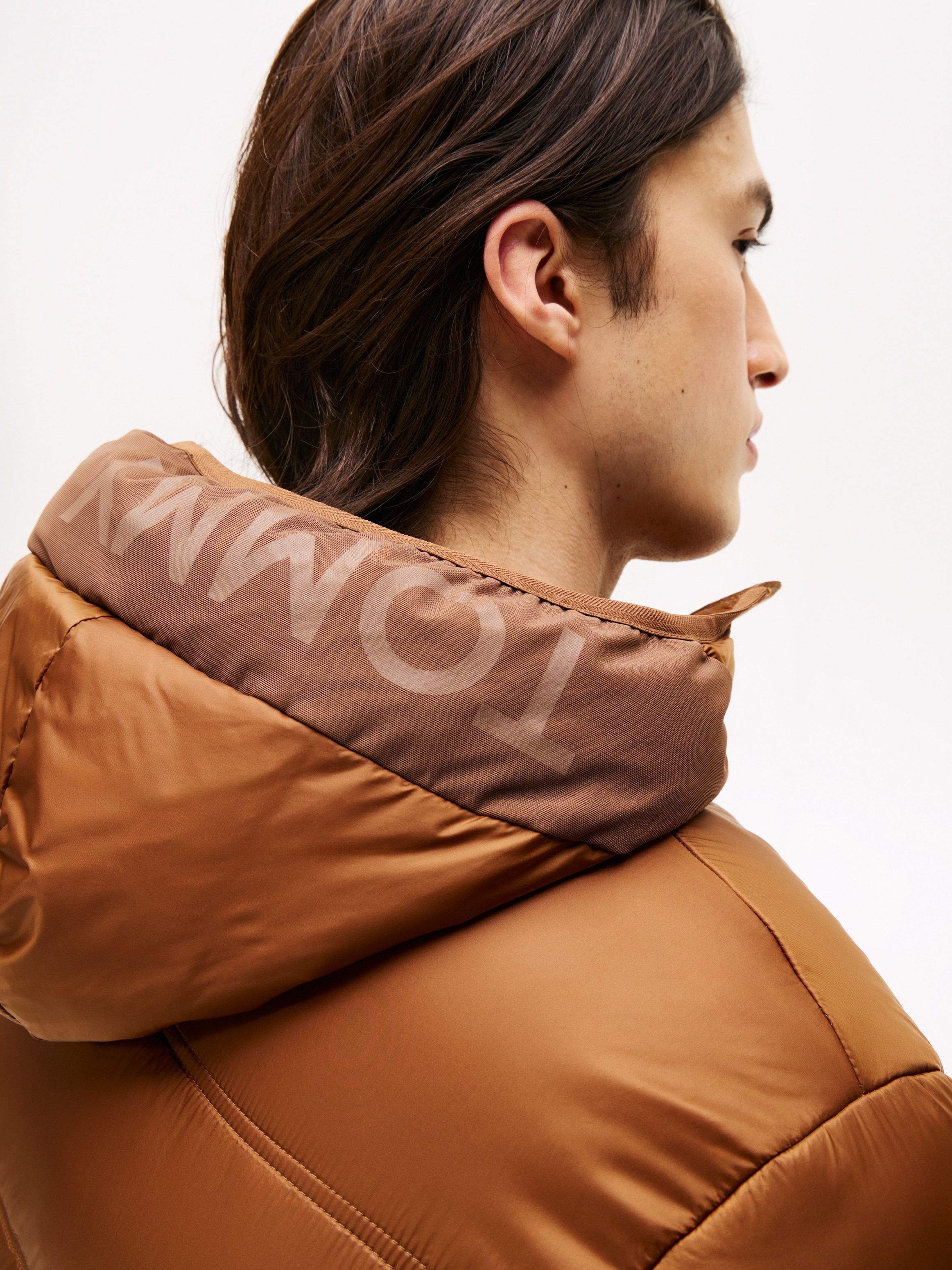 Tommy Jeans Steppjacke »HOODED LOGO PUFFER« mit Kapuze Übergangsjacke Regular fit mit Rundhalsausschnitt