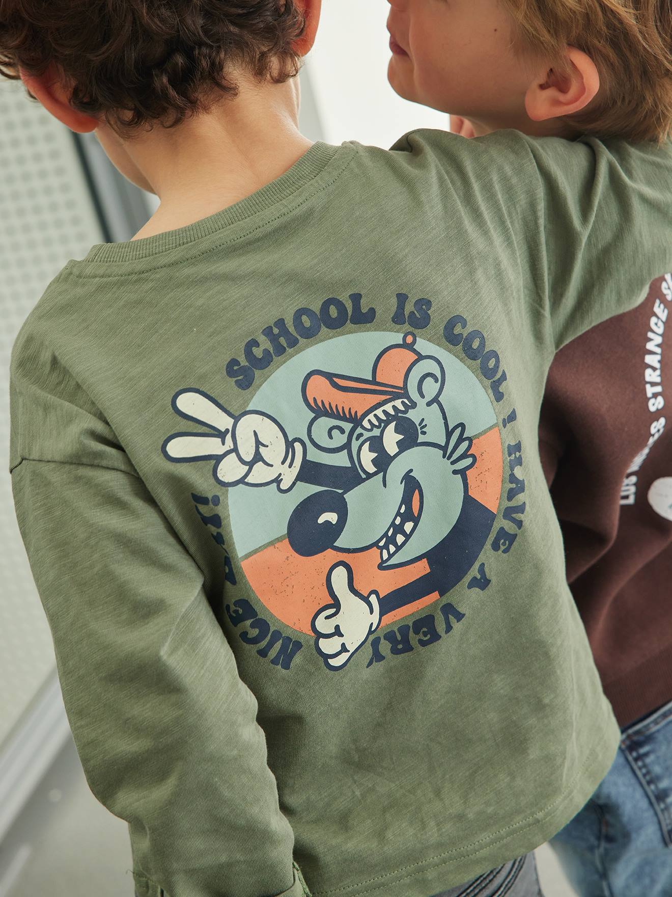 Camiseta azul-escura com estampa grande nas costas para meninos