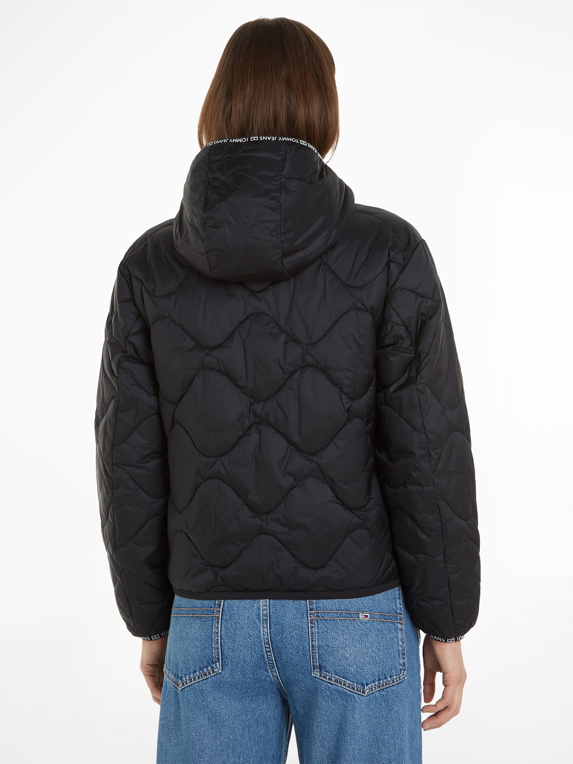 Tommy Jeans Curve Steppjacke »TJW QUILTED TAPE HOOD PUFFER EXT« mitKapuze mit Logostickerei