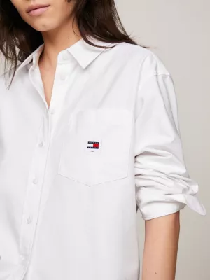 Camisa Oxford Boyfriend com Bolso e Patch de Emblema