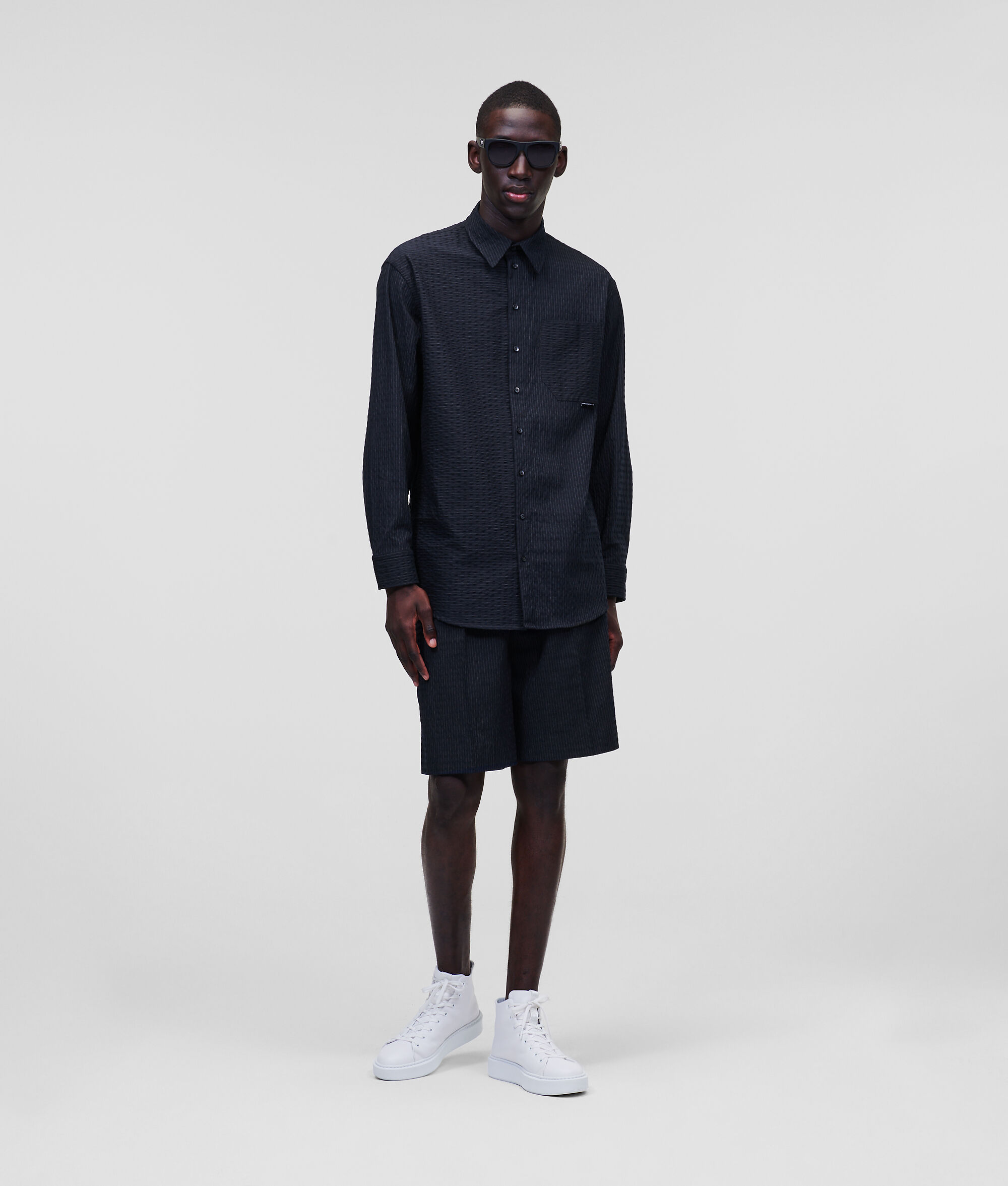 SHORT EN SEERSUCKER À FINES RAYURES