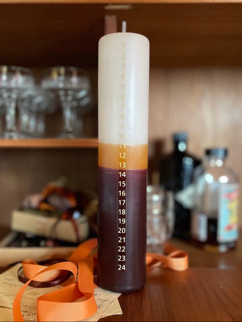 Silu Candle by Malene Wagner  JUL24 Kalenderlys - beige/rust/bordeaux