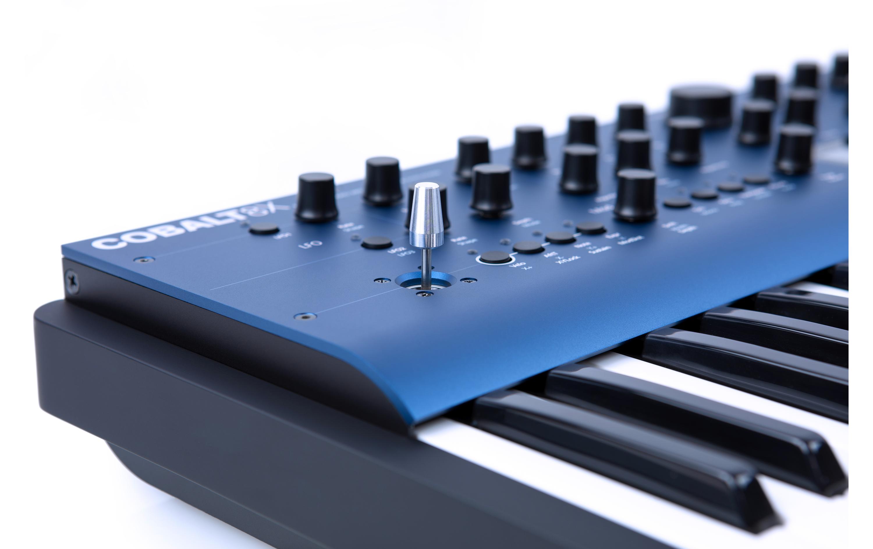 Synthesizer Cobalt8X<br>8-stimmiger erweiterter virtuell-analoger Synthesizer 61-Tasten-Tastatur