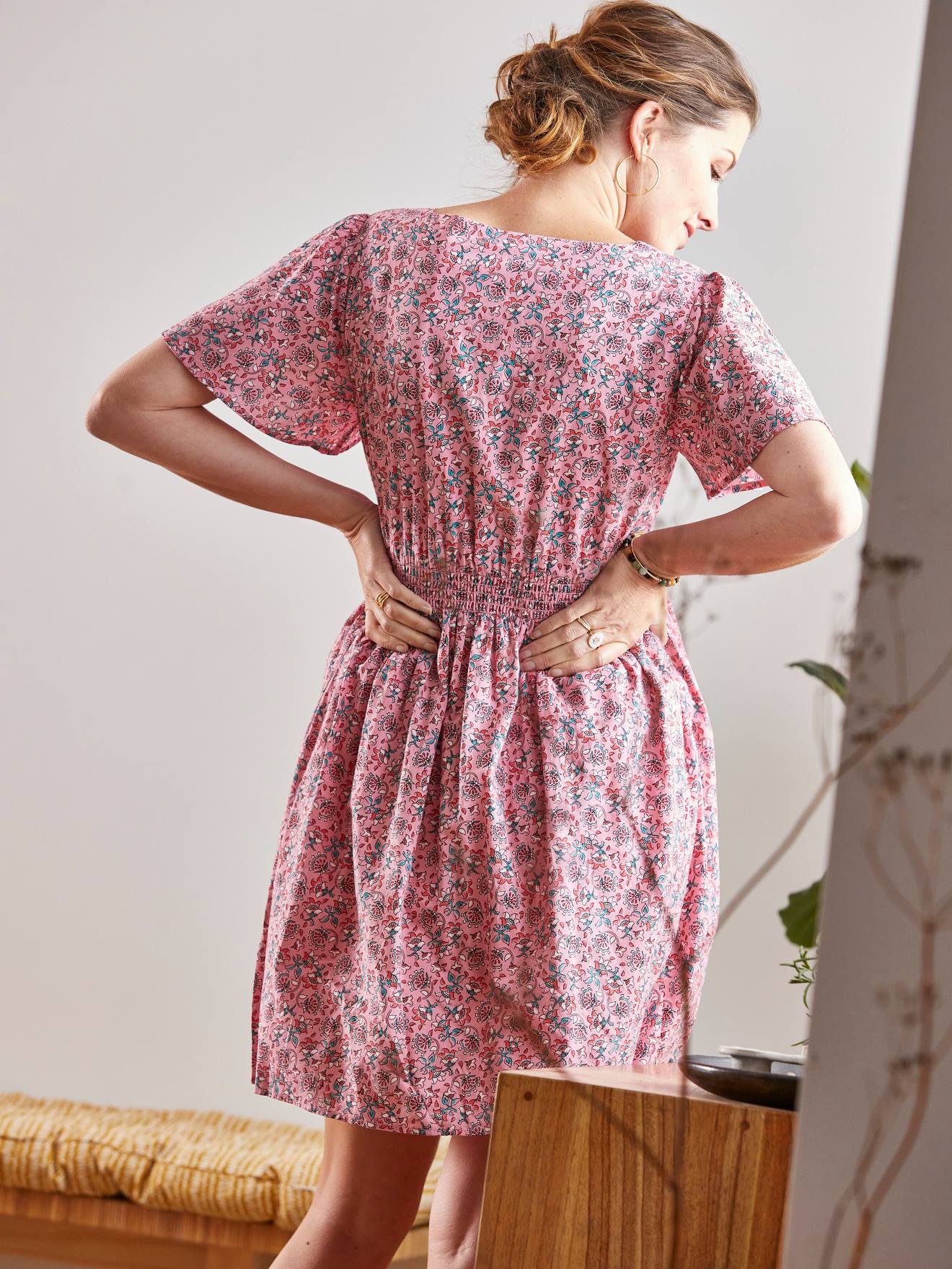 Vestido curto de crepe estampado, rosa claro, ideal para gestantes e lactantes.
