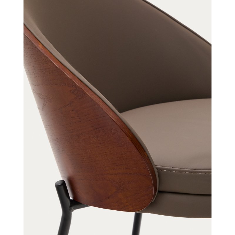 Chaise Eamy en cuir synthétique marron, placage de frêne avec finition noyer et métal noir