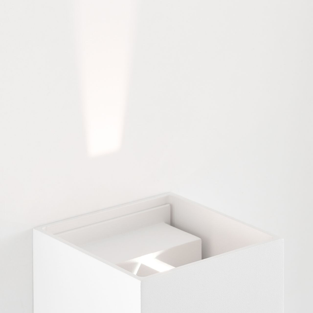 BRILLIANT Isak LED Außenwandleuchte weiß | 1x LED integriert, 7W LED integriert, (Lichtstrom: 500lm, Lichtfarbe: 3000K)