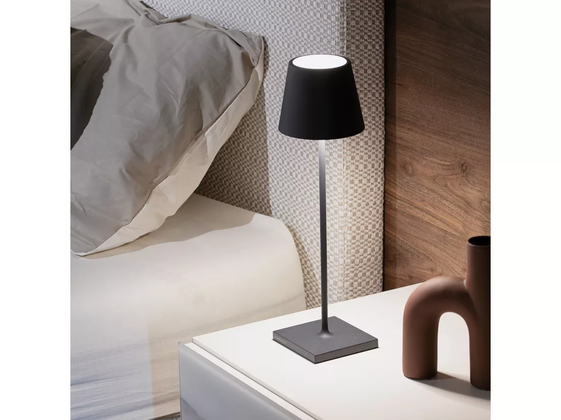 Lampe LED Poldina Pro Gris foncé rechargeable IP65 usage extérieur, dimmable avec autonomie jusqu'à 12 heures