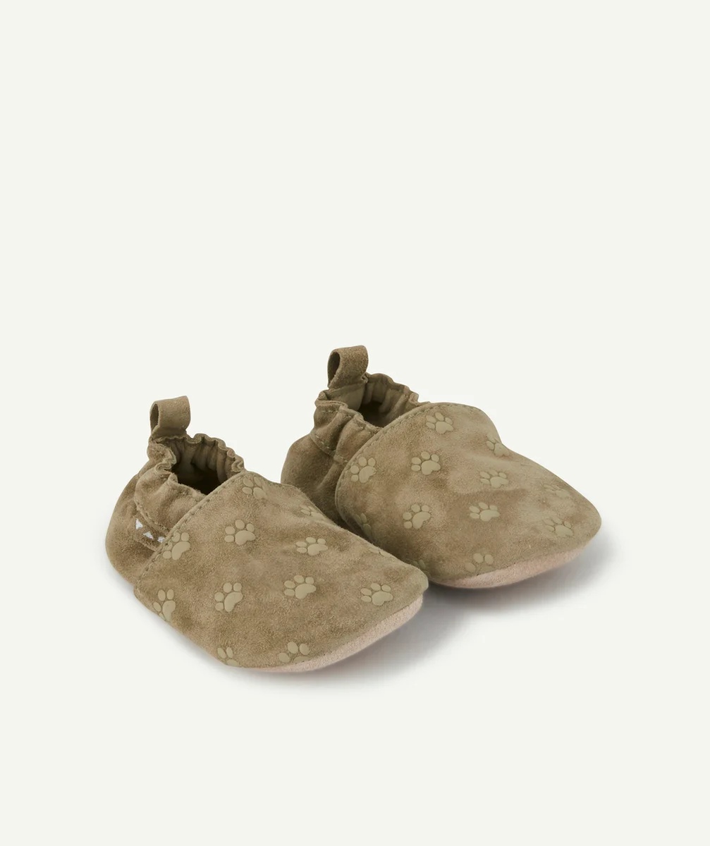 CHAUSSONS BÉBÉ GARÇON EN CUIR BRUN CLAIR AVEC IMPRIMÉ PATTES DE CHIEN