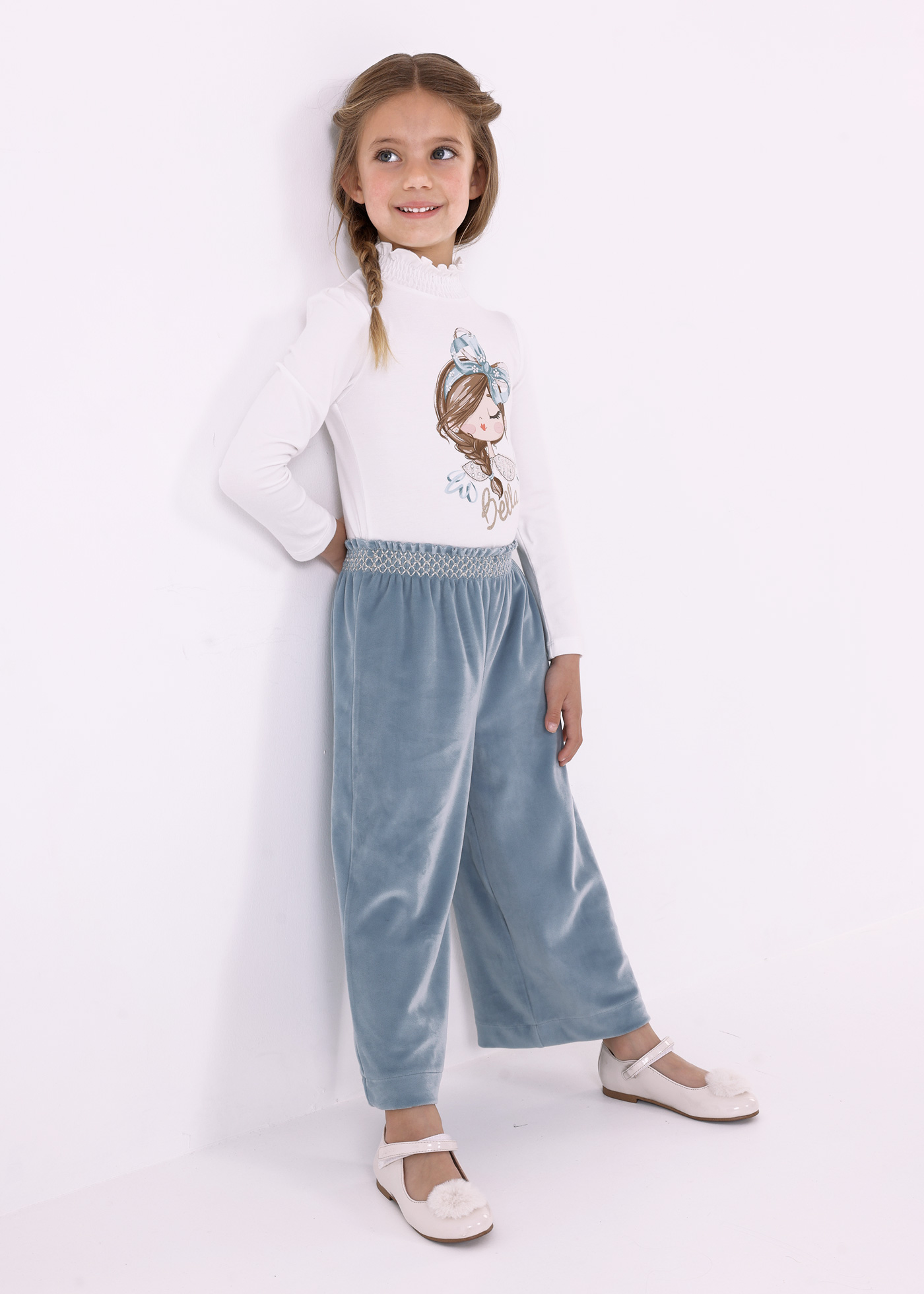 Camiseta feminina estampada com meio cisne