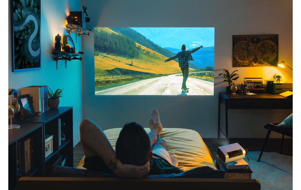 Projektor M10E<br>Tragbarer RGB-Laser-Smart-Projektor mit Harman Kardon-Lautsprecher