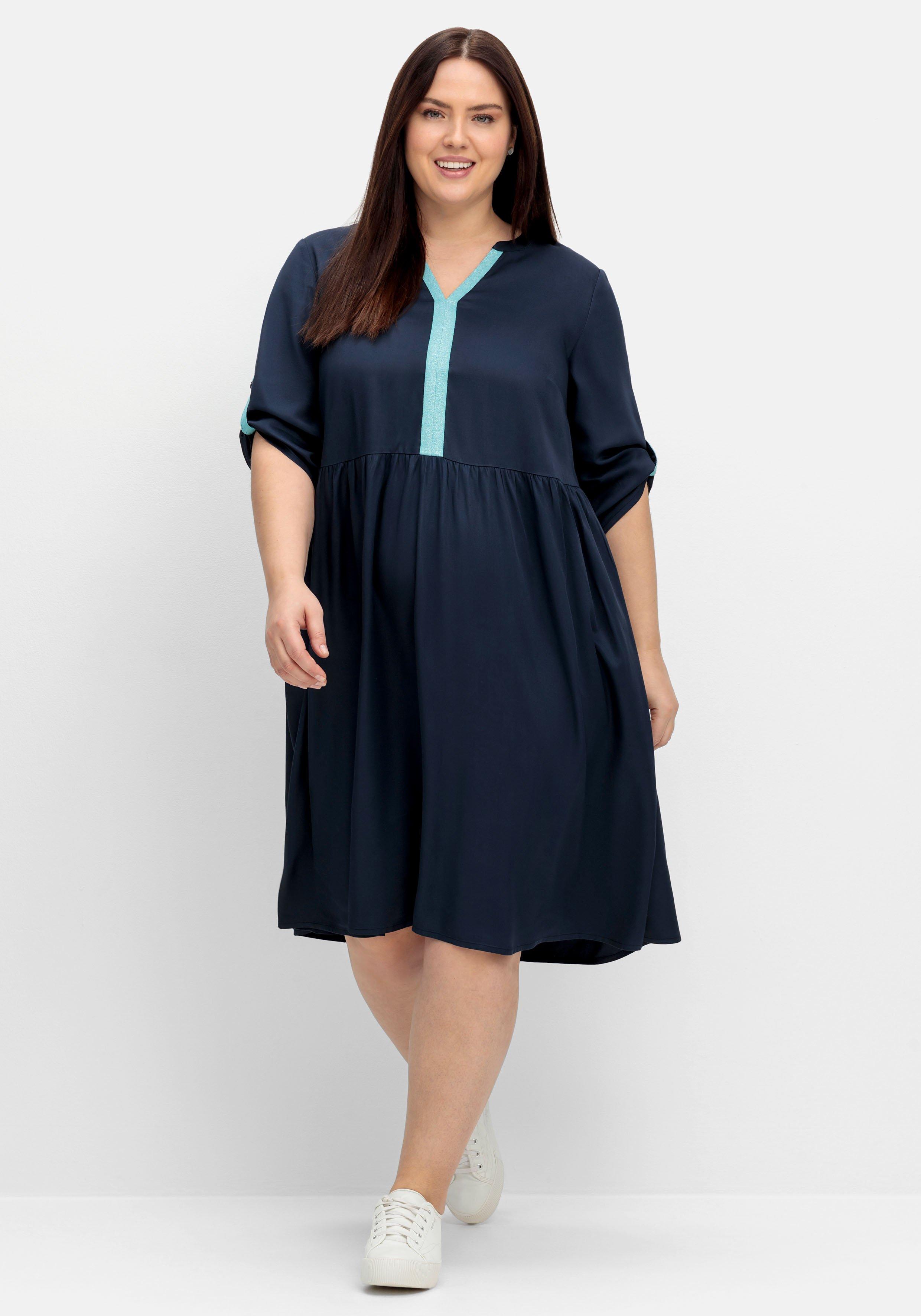 Kleid mit Kontrastblende und weitem Rock