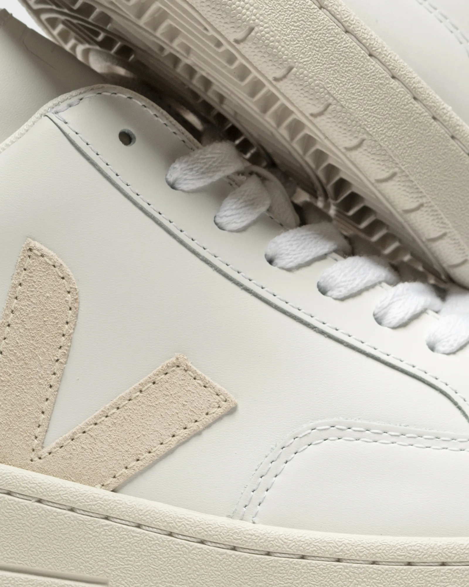Veja WMNS V-12 LEATHER