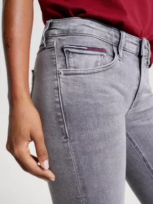 Calça jeans Scarlett de cintura baixa, corte skinny e zíper no tornozelo.