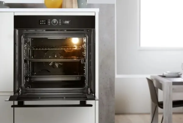 Whirlpool AKZ 6230 NB - Ovn - til indbygning - niche - bredde: 56 cm - dybde: 55 cm - højde: 60 cm - med selv-rengøring - Klasse A  - sort