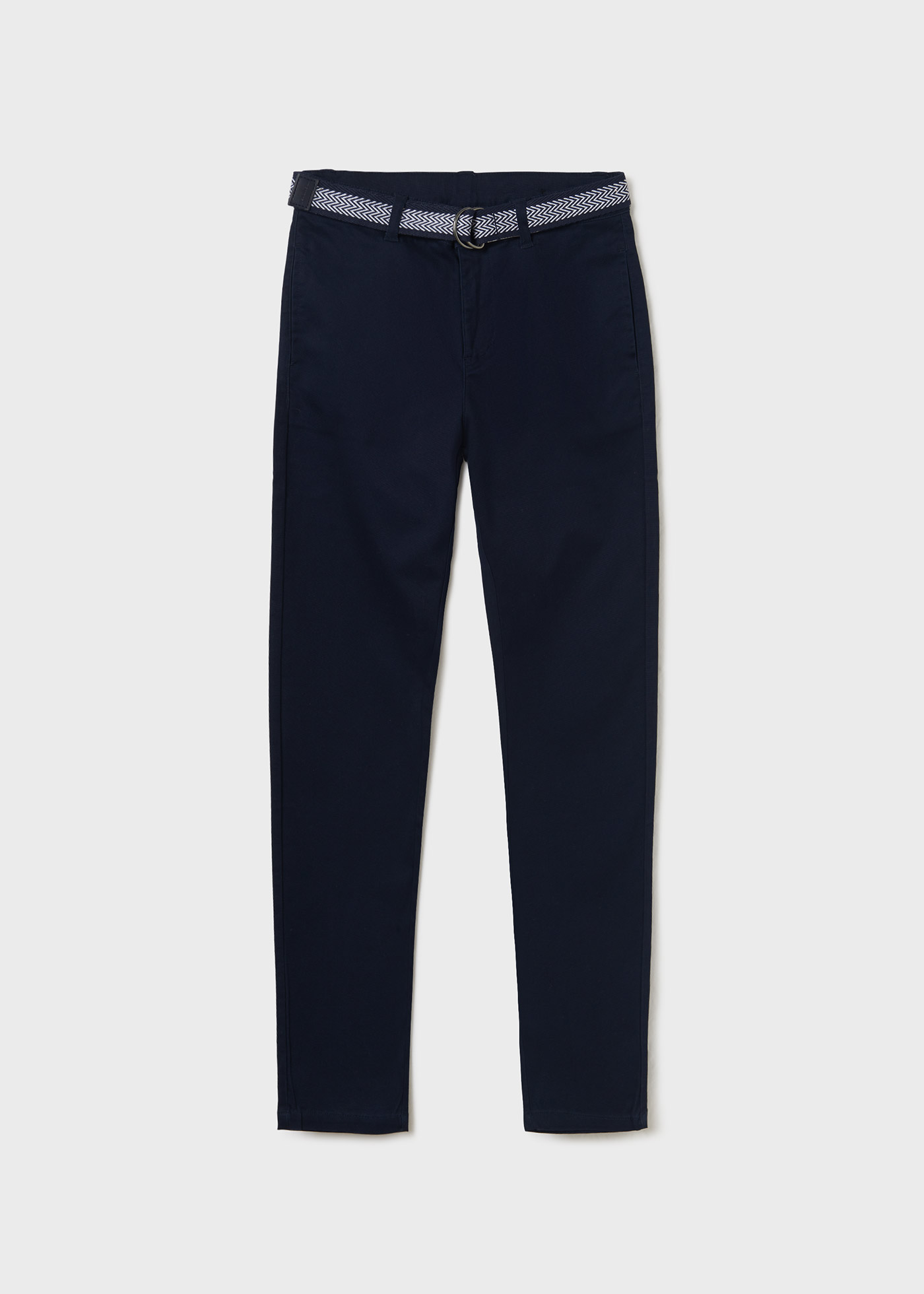 Calça chino em piqué com cinto pequeno.