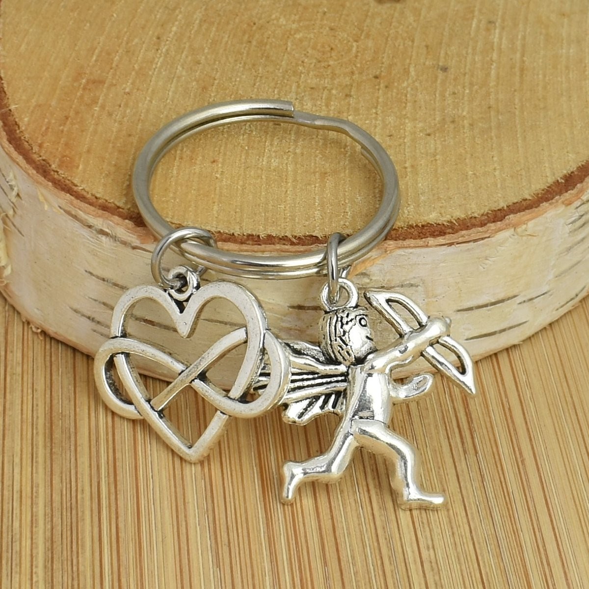 Porte-clés cupidon ange avec des ailes et sa flèche d'amour coeur à l'infini argenté
